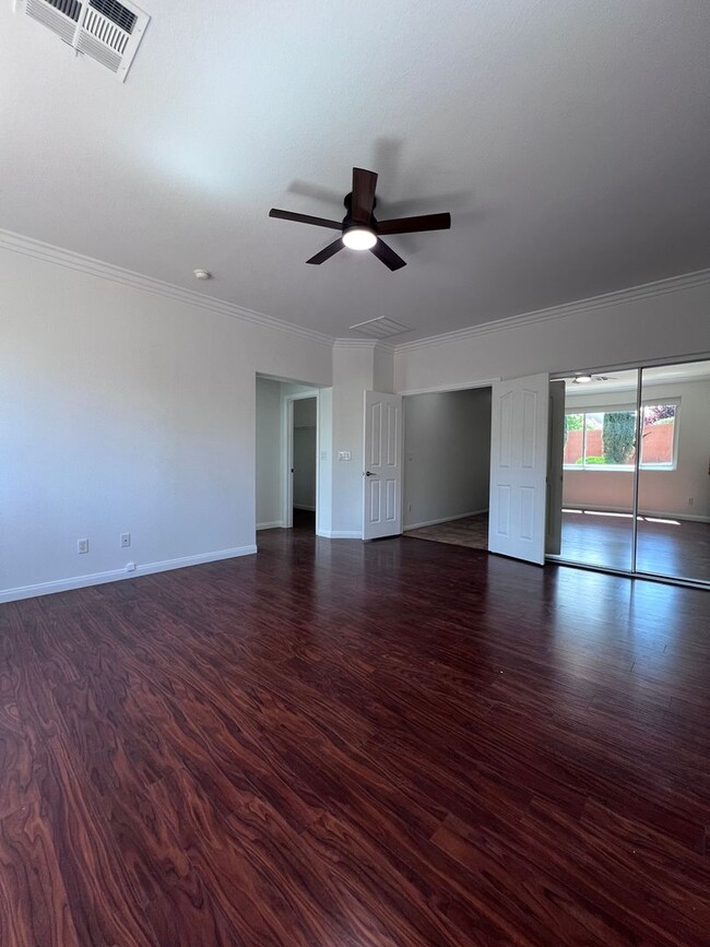 Building Photo - Stunning 4-Bed 3 Car Garage Gated Single S...