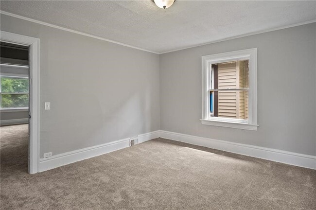 Building Photo - 117 Kenwood Ave
