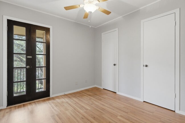 Building Photo - 8702 Village Dr