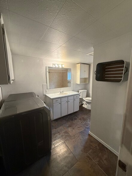 Building Photo - 406 E 43rd St