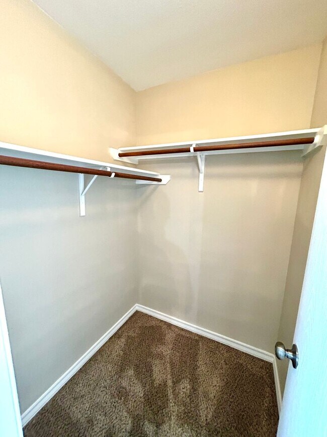 Building Photo - AVAILABLE NOW! 3 Bedroom 2.5 Bathroom Town...