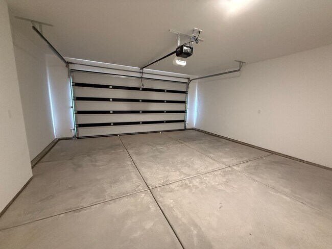 Building Photo - Brand New Townhome