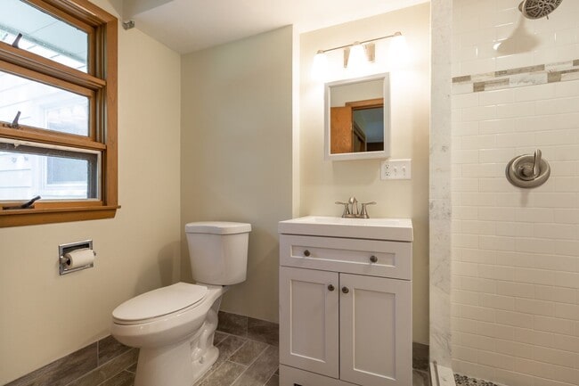 Building Photo - Come home to the serenity of Mequon-Thiensville