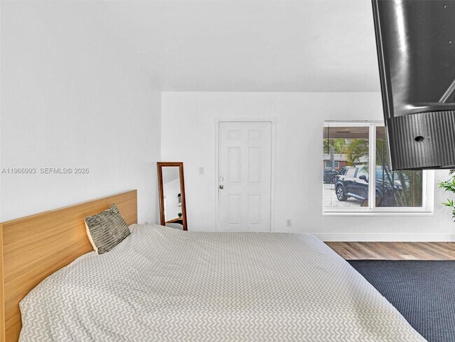 Building Photo - 1313 NE 11th St