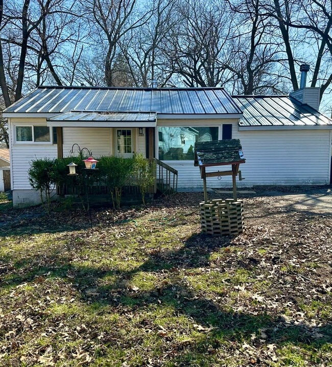 Building Photo - FREE MAY RENT!! Freshly Updated 2 Bedroom ...