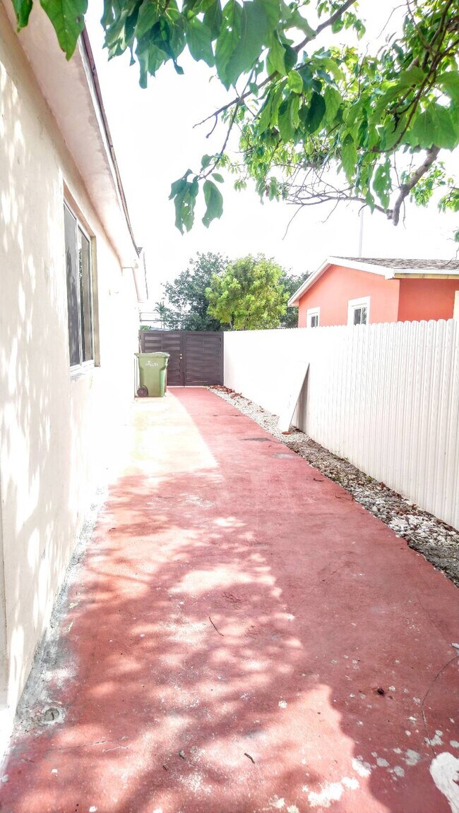 Building Photo - 1475 W 31st St