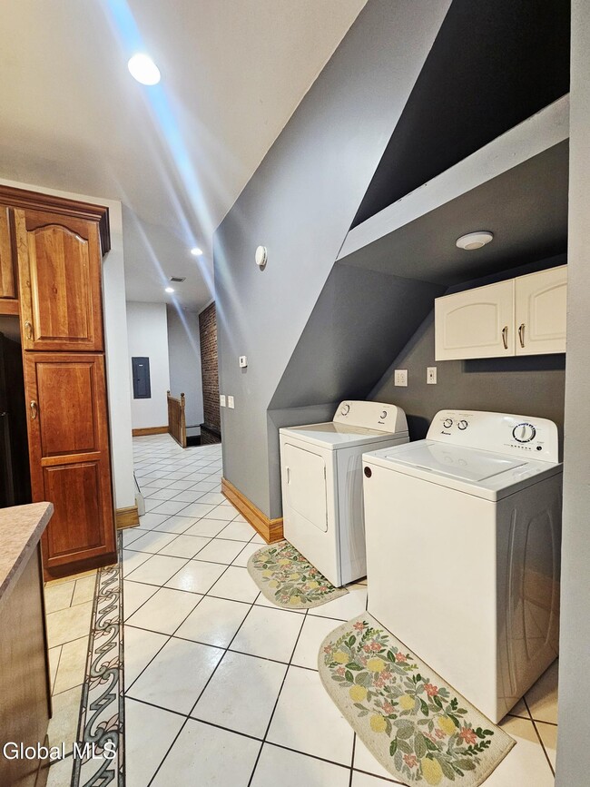 Building Photo - 305 Main St