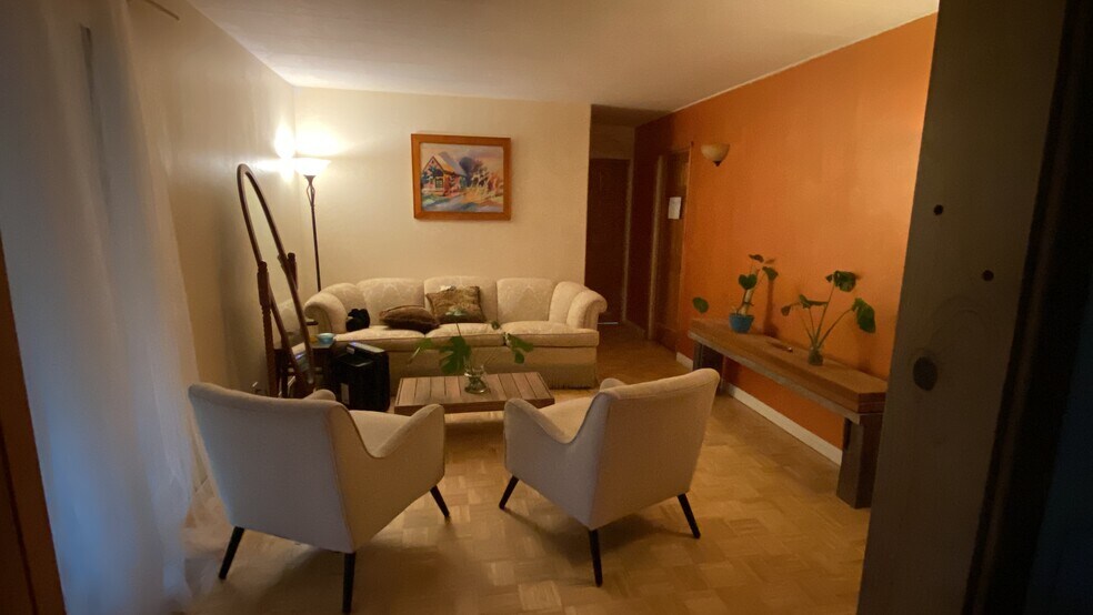 Parlor - 1206 Supi Ln