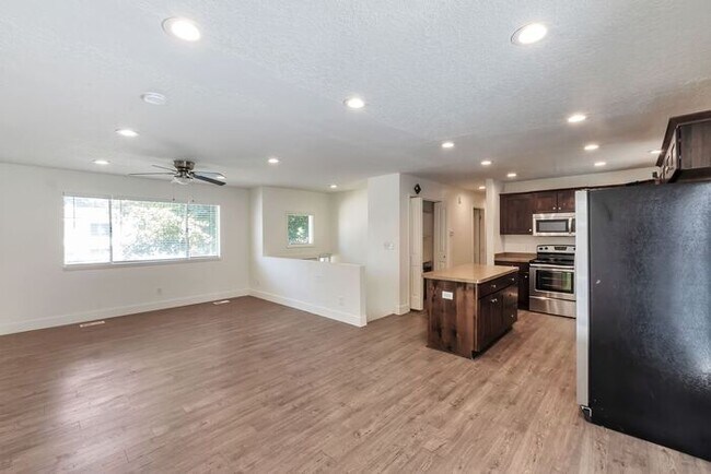 Building Photo - Remodeled 6 beds, 2 car garage!!