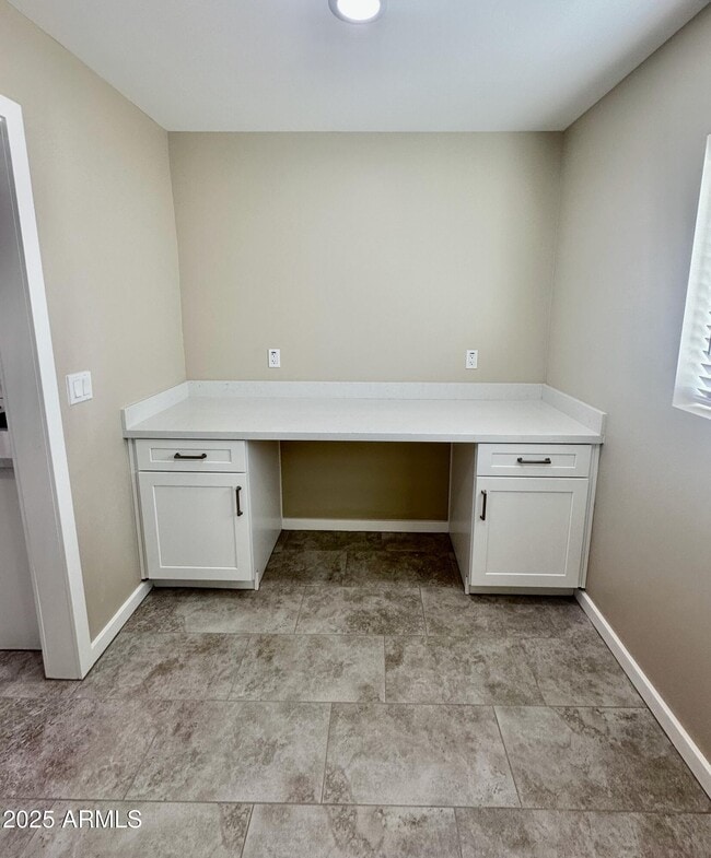 Building Photo - 2329 E Enrose St