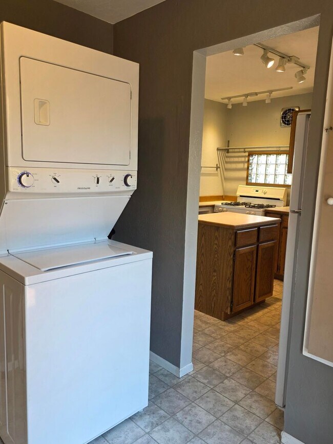 Building Photo - 2 Bedroom Home in Manette!