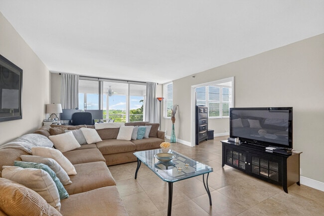 Building Photo - 3499 Oaks Way