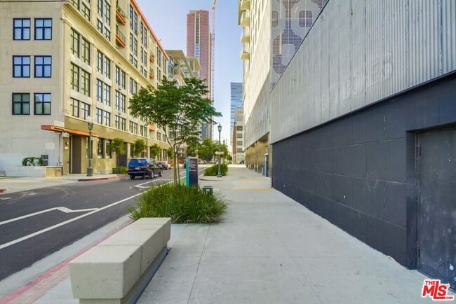 Building Photo - 1100 S Hope St