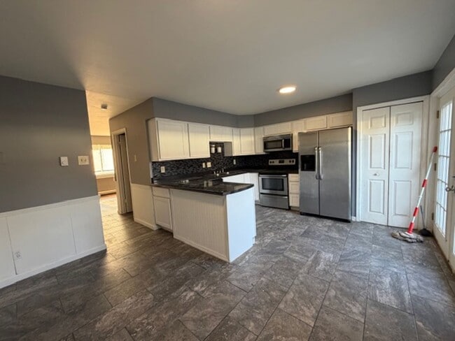 Building Photo - Newly renovated Town House for Rent 3Br / 2 Ba Section 8 Welcome !