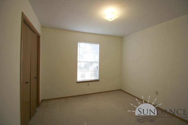 Building Photo - Nice 3 Bedroom Home Close to Both Bases