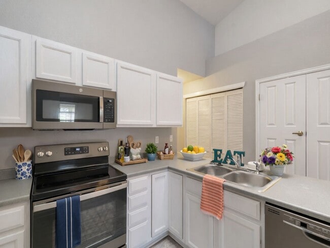 Building Photo - 1BR w/ Attached Garage & Balcony near Downtown Littleton