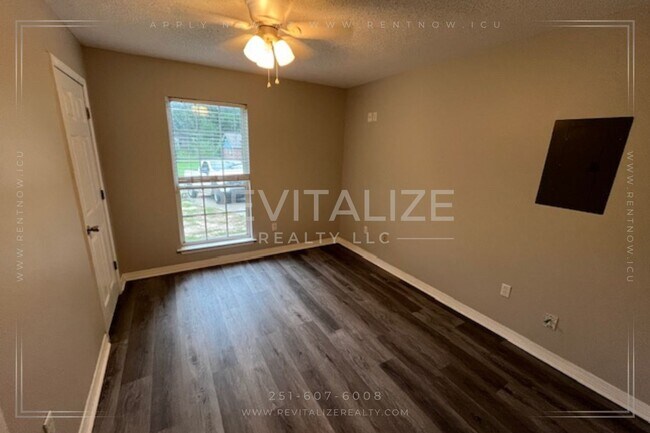 Building Photo - Newly Renovated Brick Home!