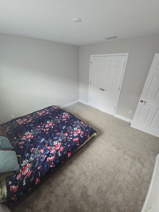 Building Photo - Gorgeous 5-Bedroom, 3-Bathroom in Riverview