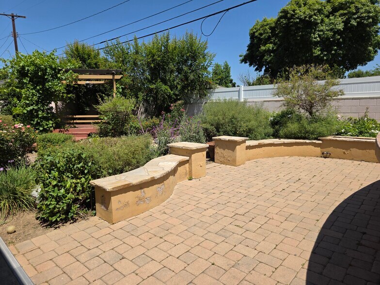 Beautiful private backyard with fruit trees - 17961 Lull St