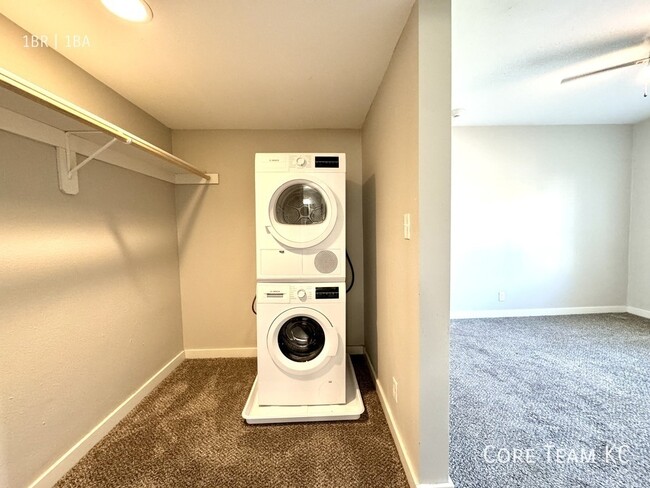 Building Photo - One bedroom near Plaza - in unit laundry!