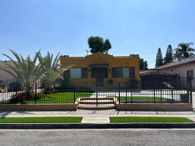 Building Photo - Beautifully Renovated 2 Bed / 1 Bath in Co...