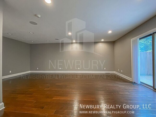 Building Photo - 147 Banksville Pl