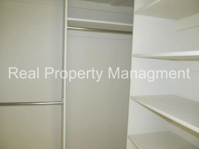 Building Photo - 3 Bedroom Townhome in Smithfield.  Available for August move in!