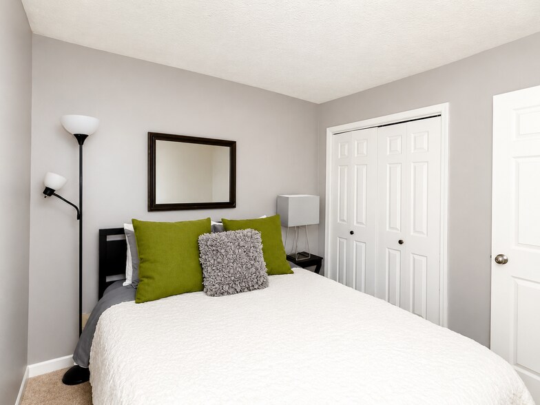 Building Photo - 9151 S Pointe Retreat Dr