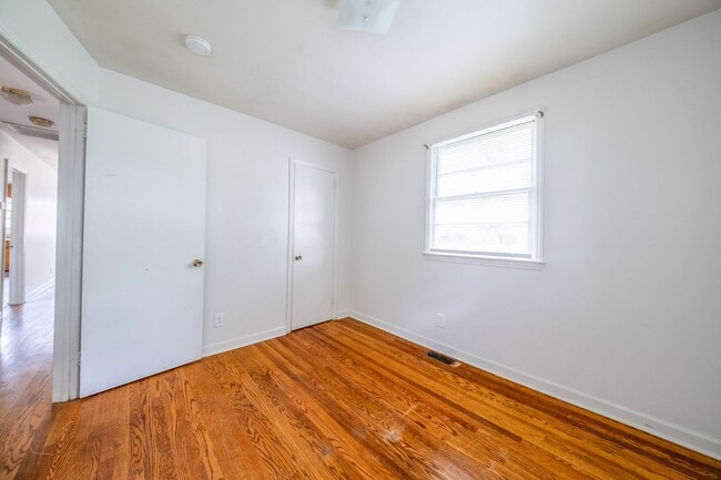 Building Photo - 3-bedroom, 1-bath home with a fenced-in yard, located on Guerrant Street in Greensboro
