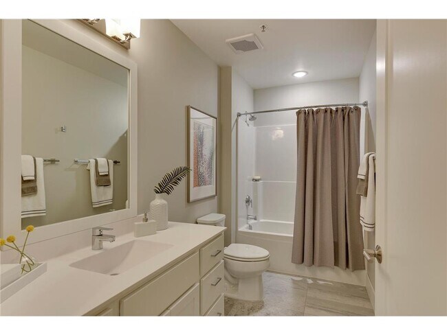 Building Photo - 212 10th Ave S