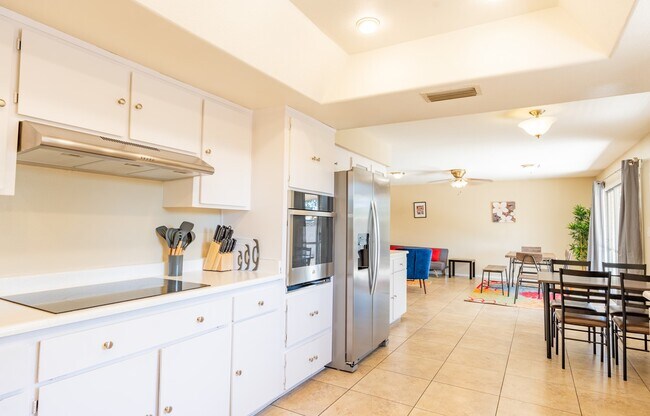 Building Photo - 1047 E Alameda Dr