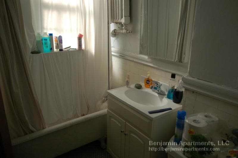 Building Photo - 15 Glenville Ave