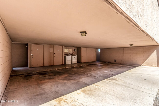 Building Photo - 2680 E Oakleaf Dr