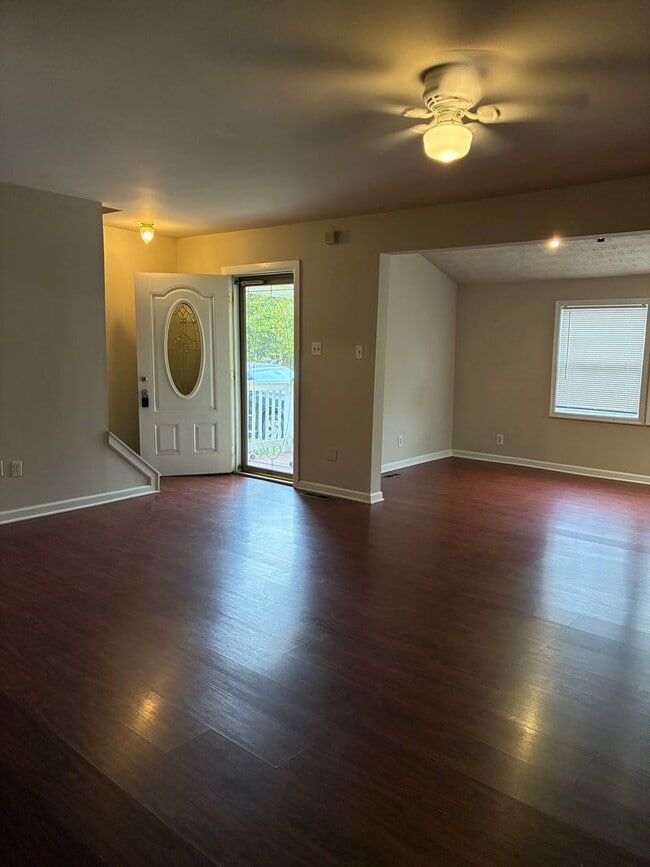 Building Photo - Beautifully Updated 3 Bedroom, 2 Bath Sing...