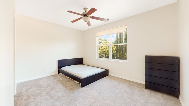 Building Photo - 4-Bedroom Townhome in San Jose!