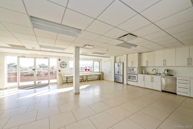 Building Photo - 830 Shore 2A