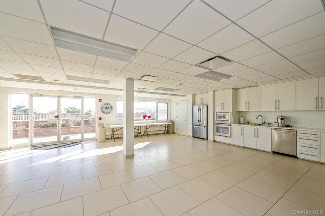 Building Photo - 830 Shore Rd