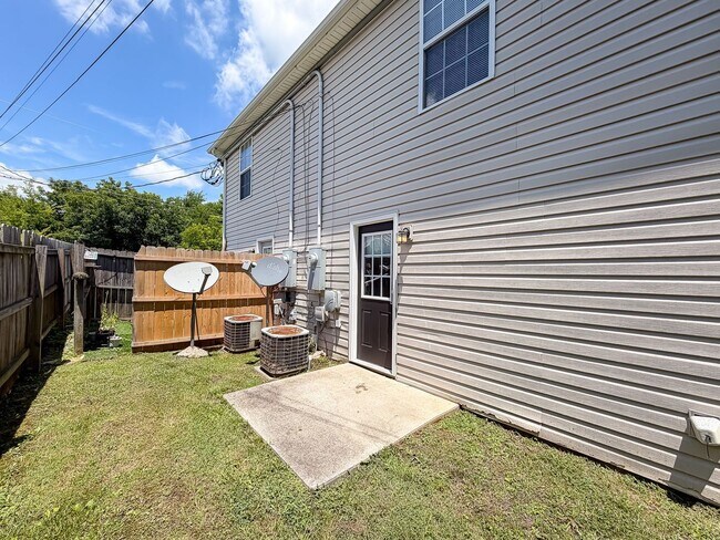 Building Photo - 464 Guyler St