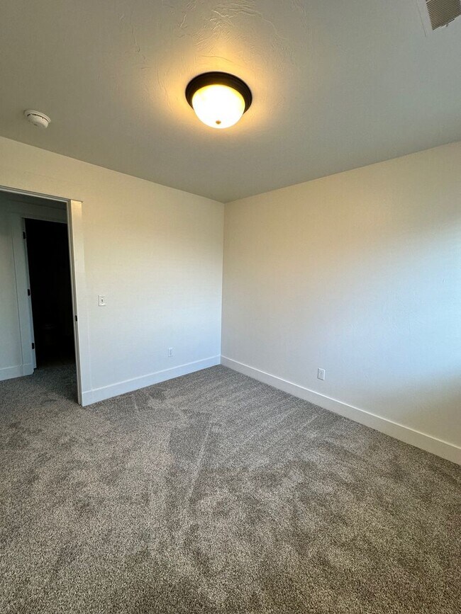 Building Photo - Beautiful 4 bedroom townhome