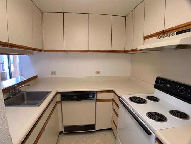Building Photo - Honolulu (Salt Lake) - Plaza Landmark - 1 bedrooms with washer/dryer and 1 parking