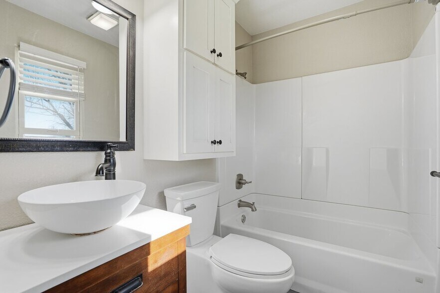 Master Bathroom (Tub/Shower Combo) - 14548 W 19th St S