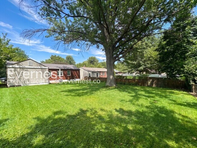 Building Photo - 2 Bed, 1.5 Bath Home with Attached Garage / Available Now!
