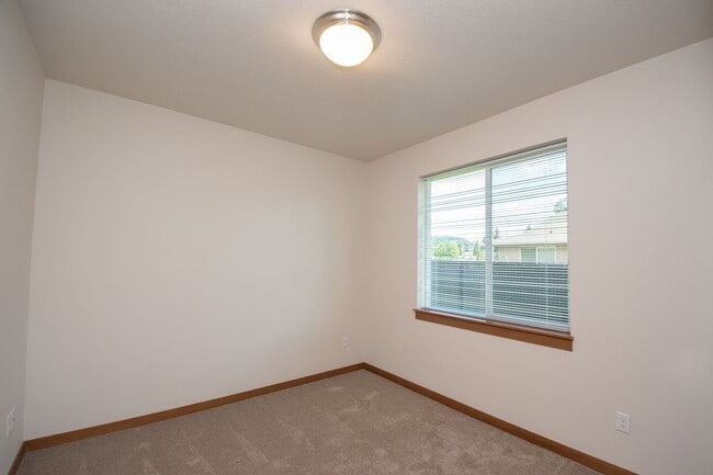 Building Photo - Wonderful 2BD Duplex in Great Washougal Lo...