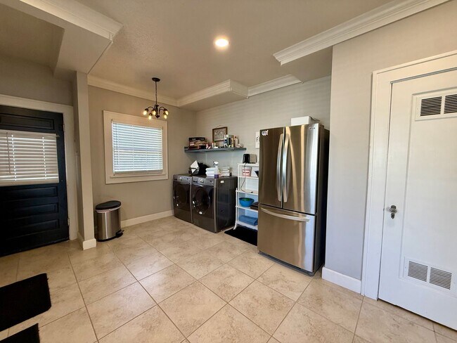 Building Photo - Furnished Short Term Rental