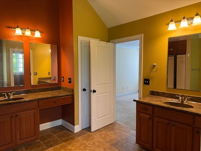 Building Photo - Beautiful Home in River Bluffs