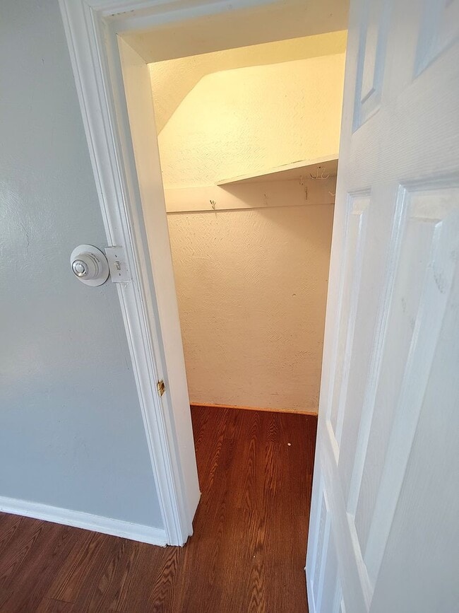 Building Photo - *Spacious & Updated 2BD/2BA Single Family ...