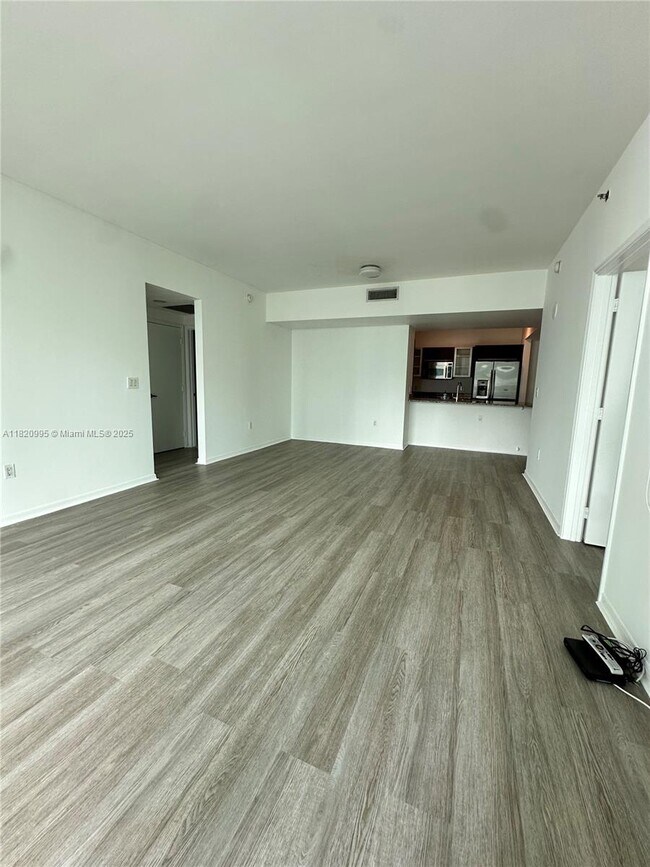 Building Photo - 950 Brickell Bay Dr