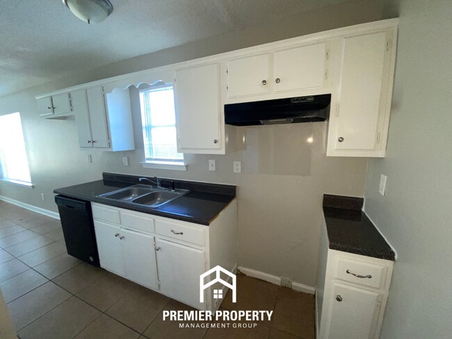 Building Photo - 4870 Royal Run Dr