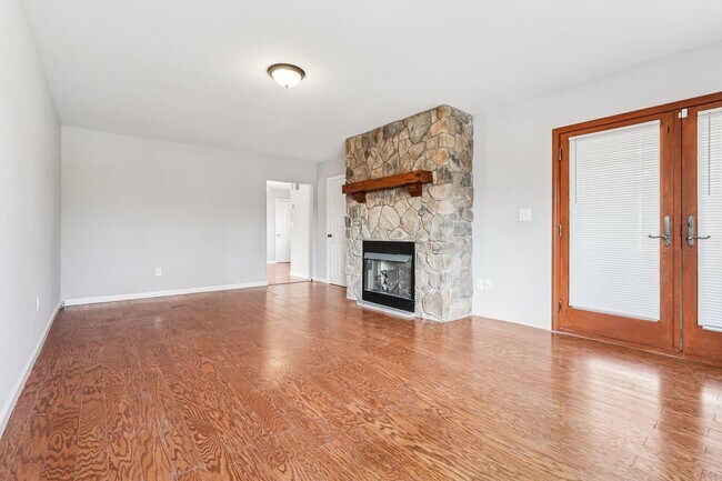 Building Photo - 145 Pleasant Valley Way