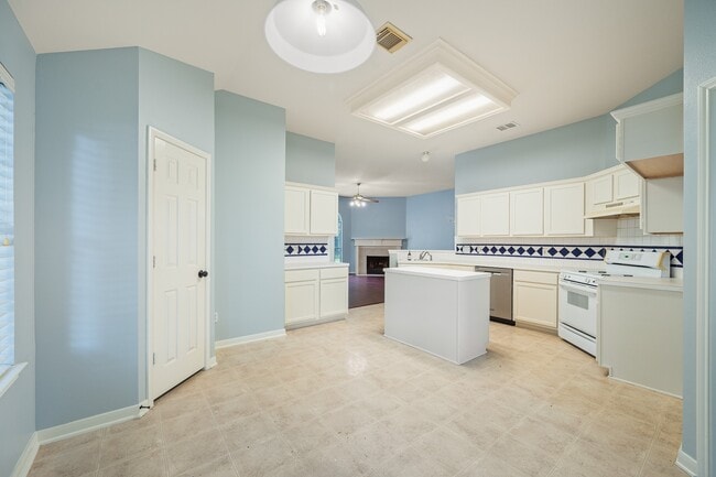 Building Photo - 5827 Willow Park Dr